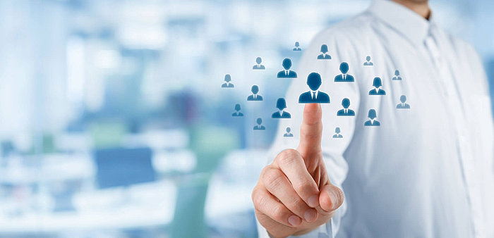 HR-Mitarbeiter wählt einen Kandidaten aus